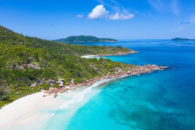 Seyşeller 'deki La Digue adasında ünlü Grand Anse plajı.