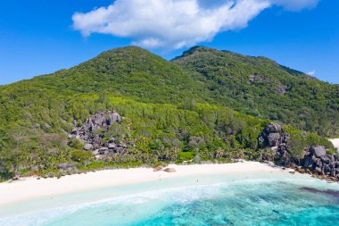 Seyşeller 'deki La Digue adasında ünlü Grand Anse plajı.
