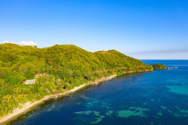 Praslin adasındaki ünlü Anse Takamaka plajı, Seyşeller.