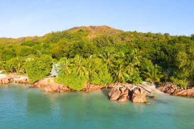 Praslin adasındaki ünlü Anse Volbert (Cote d 'Or) plajı, Seyşeller