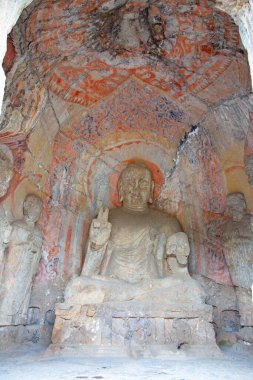 Ünlü Longmen Grottoes (Çin 'in Hennn eyaleti Luoyang yakınlarındaki anıt kayaya oyulmuş Buda ve Bodhisattvas heykelleri))