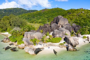 Seyşeller 'deki La Digue adasındaki ünlü Anse Source D' Argent plajı