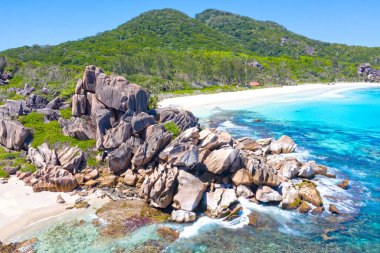 Seyşeller 'deki La Digue adasında ünlü Grand Anse plajı.