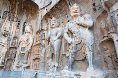 Ünlü Longmen Grottoes (Çin 'in Hennn eyaleti Luoyang yakınlarındaki anıt kayaya oyulmuş Buda ve Bodhisattvas heykelleri))