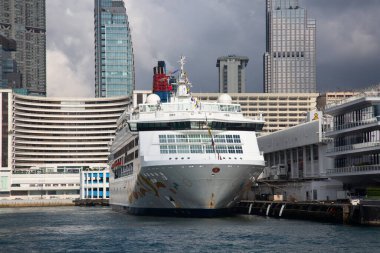 Hong Kong - Ekim 01: Kowloon iskele ve Star Feribotu'na Hong Kong, Çin tarihinde 1 Ekim 2017. Hong Kong feribot işlem 120 yılı aşkın için mevcuttur ve şehrin ana konumlar biridir..