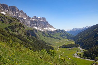 Klausenpass - İsviçre Alplerinde Uri ve Glarus kantonlarını birbirine bağlayan dağ yolu 
