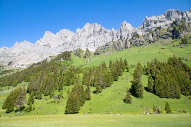 Klausenpass - İsviçre Alplerinde Uri ve Glarus kantonlarını birbirine bağlayan dağ yolu 