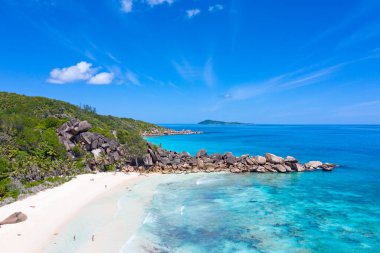 Seyşeller 'deki La Digue adasında ünlü Grand Anse plajı.