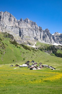 Klausenpass - İsviçre Alplerinde Uri ve Glarus kantonlarını birbirine bağlayan dağ yolu 