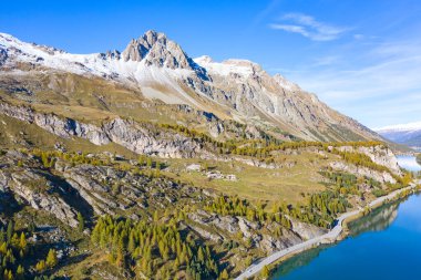 İsviçre ve İtalya 'yı birbirine bağlayan Maloja Geçidi' nin virajlı yolu