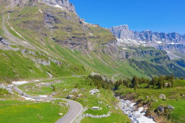 Klausenpass - İsviçre Alplerinde Uri ve Glarus kantonlarını birbirine bağlayan dağ yolu 