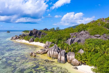 Seyşeller 'deki La Digue adasındaki ünlü Anse Source D' Argent plajı