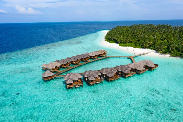 Pequeña Isla Las Maldivas Cubierta Palmeras Rodeada Aguas Azul Turquesa —  Fotos de Stock