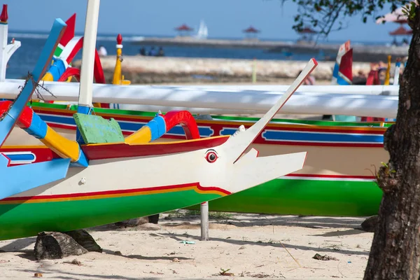 Tradycyjne Balijski Ważka Łódź Plaży — Zdjęcie stockowe