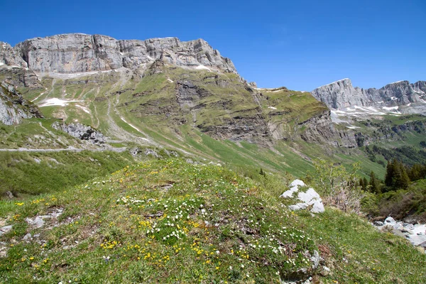 Klausenpass Bergsväg Som Förbinder Kantonerna Uri Och Glarus Schweiziska Alperna — Stockfoto