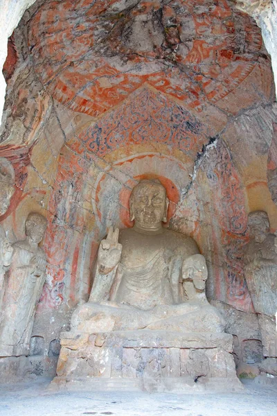 有名な龍門窟 河南省洛陽付近の石碑に刻まれた仏菩薩像 — ストック写真