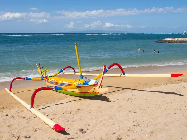 Tradycyjne Balijski Ważka Łódź Plaży — Zdjęcie stockowe