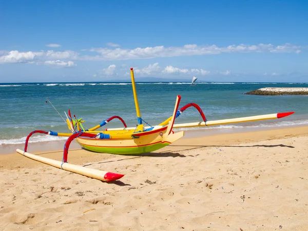 Tradycyjne Balijski Ważka Łódź Plaży — Zdjęcie stockowe