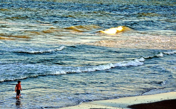 Junge geht in den Wellen — Stockfoto
