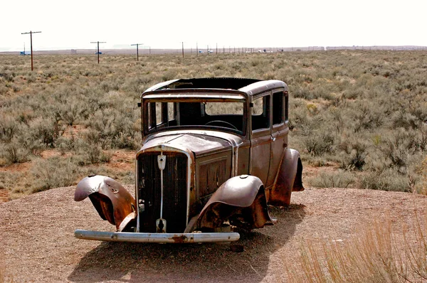 Oud-timey auto in de woestijn — Stockfoto