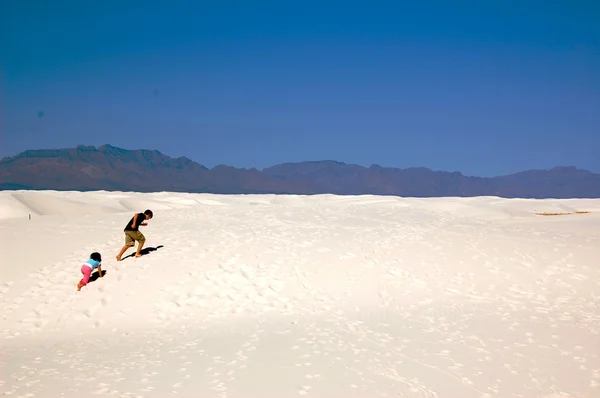 White Sands crianças escalando — Fotografia de Stock