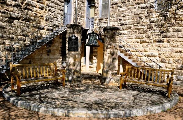 Georgetown Texas courtyard in shadows — Stock Photo, Image