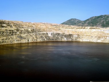 nehirler ağaçları ve kayaları