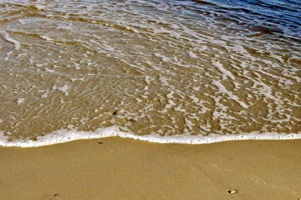 Welle auf dem Sand — Stockfoto