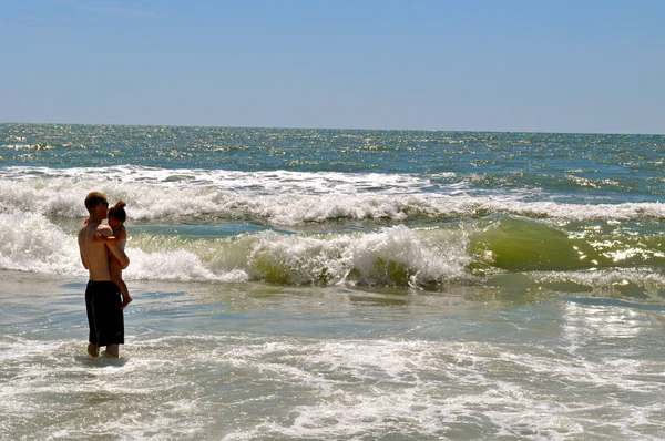 Vader en dochter eerst in de golven-1 — Stockfoto