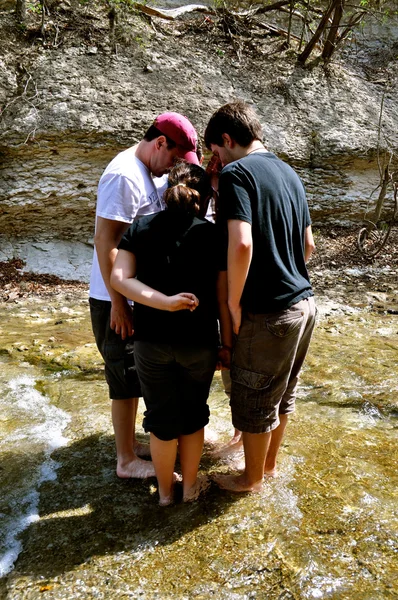 Группа стоит вместе в воде — стоковое фото