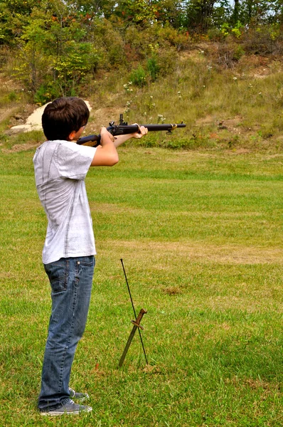 Chlapec cíle mušketu — Stock fotografie