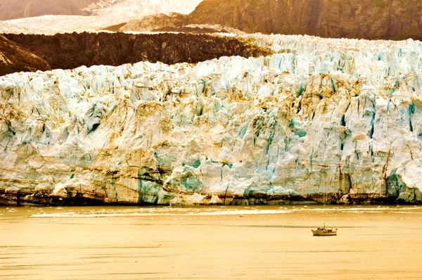 Alaskan gletsjer en boot — Stockfoto
