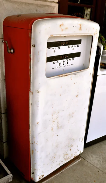 Antika bensin dispenser — Stockfoto