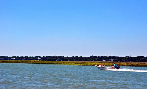 Boating across the water — Stock Photo, Image