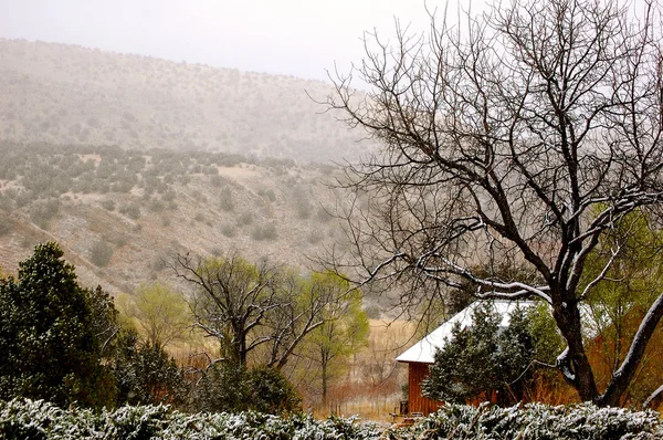 Cabana de inverno nas montanhas — Fotografia de Stock