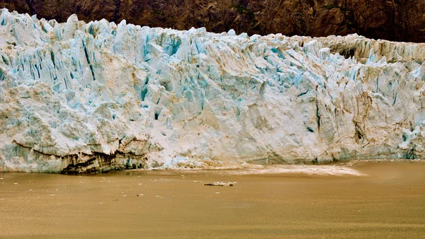 Ледники вдоль воды — стоковое фото