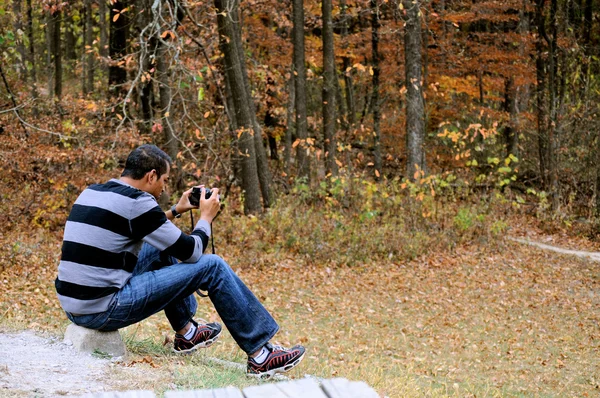 男は森の中で写真を撮る — ストック写真