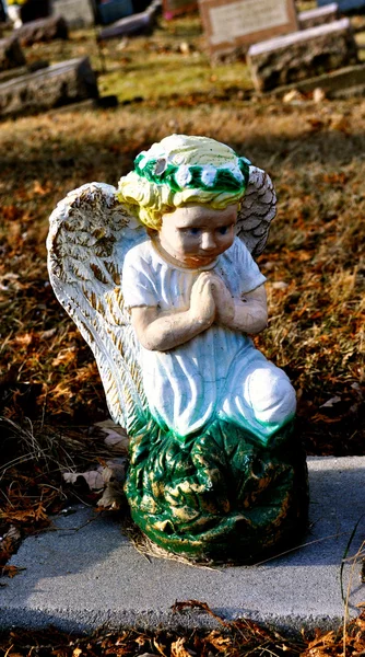 Cmentarza - anioł - niebieskie oczy — Zdjęcie stockowe