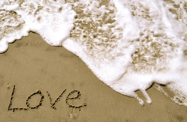 Amour écrit dans le sable avec la vague 3-1 — Photo