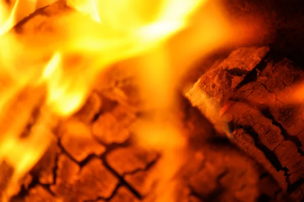 Flammen am Lagerfeuer — Stockfoto