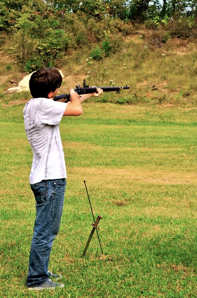 Boy aims musket — Stock Photo, Image