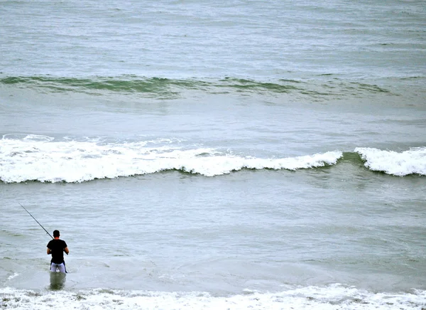 Fishing in the waves — Stock Photo, Image