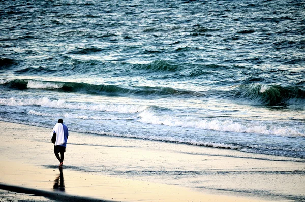 Homem caminhando na praia — Fotografia de Stock