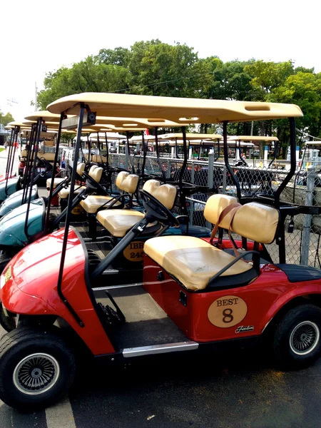Carrinhos de golfe alinhados — Fotografia de Stock