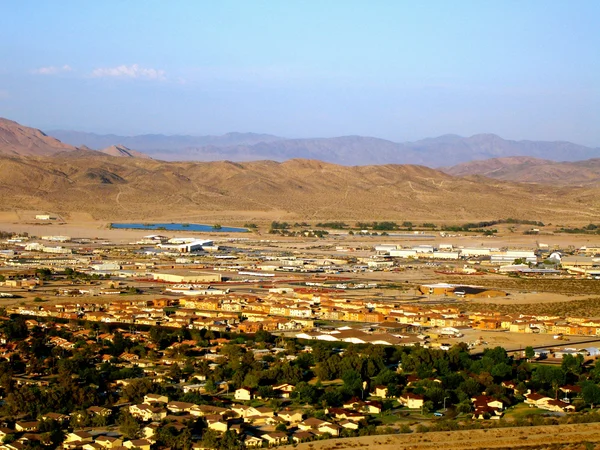 Base do Exército de Fort Irwin - com fundo de montanha — Fotografia de Stock