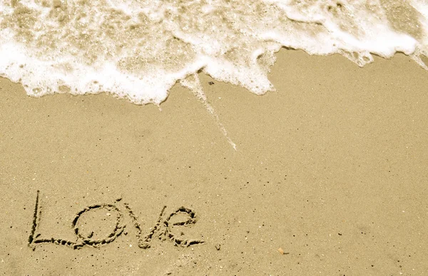 Amor escrito na areia com onda 36-1 — Fotografia de Stock