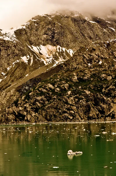 Alaskan gletsjer met ijsberg in water — Stockfoto