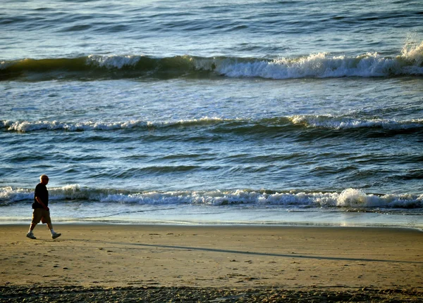 Homem andando na praia — Fotografia de Stock