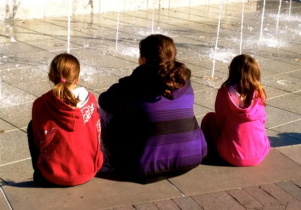 Три девушки наблюдают за водой в Саванне — стоковое фото