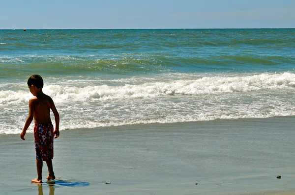 Jongen op het strand — Stockfoto